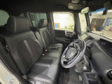 運転席は大きな座面と包み込むような背もたれが身体全体を支えます。上質なシートを採用し長時間の運転やコーナーの多い道も快適です。座ったときの頭上スペースも余裕たっぷりでロングドライブも楽チンです♪