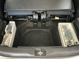 【ラゲージアンダーボックス】転がりやすい小さなお荷物などはこちらのボックスがお役立ち。スペースを有効活用しスッキリした車内空間に!