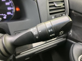 レバー上の表示で方向指示やライト関連の操作位置を確認しやすく、運転中も手元で扱える配置です。日常の右左折や周囲への合図など、場面に応じて活用できます。