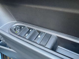 運転席ドアトリムにはパワーウィンドウと、ドアミラーの「格納」「調整」スイッチがあります