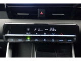 ★エアコンはオートタイプが装着済みです!オートモードにしておけば、車内温度を設定するだけで風の料や吹き出し口の切り替えを機械が行ってくれます!一年中快適な環境を作れますよ♪