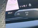 レーンアシスト装備 60km以上での走行時にドライバーの不注意によってクルマがレーンをはみ出しそうになると、クルマをレーンに戻す方向にステアリングをアシストします。