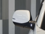 ◆ドアミラーウインカー◆ドアミラーにウインカーを装備しています。対向車に自身の進行方向を合図し安全に運転できます。