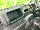 運転席から手の届きやすい範囲に収納スペースや空調まわりが配置され、室内をすっきり使いやすい印象です。前方の見通しも確保され、乗車中に周囲を確認しやすい運転席空間です。