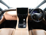 上質で落ち着いた印象のインパネ。視界も広々で運転しやすいです。