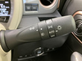 レバーには操作内容を示す表示があり、周辺のスイッチ類と合わせて機能を確認しやすい配置です。運転席から手の届く位置にまとまり、日常の操作時にも使いやすさに配慮されています。