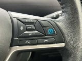 【レーダークルーズコントロール】ミリ波レーダーが車間距離を測って設定車速内で車速に比例した車間距離を保ちながら追従走行する装置で近づきすぎたときは自動でブレーキし、離れすぎたときには自動増速もする。