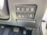 運転席の右側(ハンドル右下のスイッチパネル)に、左右それぞれのパワースライドドア開閉スイッチがあります。
