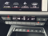 運転席、助手席を別々に温度調整できるオートエアコン。