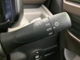 レバー上に表示されたマークや文字が確認しやすく、運転中にも操作箇所を把握しやすい配置です。手元で必要な操作にアクセスでき、日常の運転をスムーズに支えます。