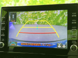 後方の様子を画面で確認でき、車庫入れや駐車時の周囲確認をサポートします。進行方向の目安となるガイド線も表示されるため、後退時に車両の位置を把握しやすく、日常の駐車に役立ちます。