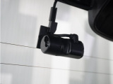 ◆リアにもドライブレコーダーを装備しております◆映像・音声などを記録する自動車用の装置です。もしもの事故の際の記録はもちろん、旅行の際の思い出としてドライブの映像を楽しむことができます。