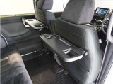 ◆シートバックテーブル◆フロントシートの背面に後席用のテーブルがついています。小物が置けて!カップホルダーもあります、ドライブ中や休憩時にも便利なテーブルです。