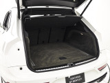 トランクはご覧の通り大容量となっております。後部座席を倒していただくとさらに多くの荷物を積んでいただけます。用途に合わせて活用ください。