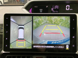 車両周辺を上から見た表示と後方映像を同時に確認でき、駐車時の周囲確認をサポート。ガイド線も表示されるため、車庫入れや狭い場所での取り回しに役立ちます。