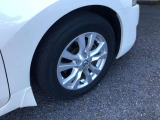純正16インチアルミホイール。タイヤサイズは215/60R16