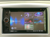 SDやBluetooth、AUXなどの音源選択が画面に表示され、聴きたい内容に合わせて選びやすい構成です。通勤やお出かけなど、日常の移動で活用できます。