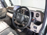 ◆視界広々で非常に運転しやすくロングドライブでも疲れを感じさせないすっきりとまとまったインパネ周りです。