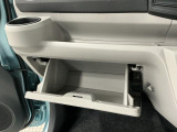 【収納部】パッと手に取りたい小物の置き場に便利。その他、沢山の収納部がございます。