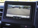 【バックカメラ】駐車が苦手な方でも安心してお乗りいただけます。リバース連動で画面が切り替わるのでとっても便利です。