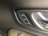 【ドライビングポジションシステム】運転席の高さ・前後スライド・リクライニングの設定を、2名分まで記憶・呼び出しが可能です!