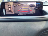 【360&deg;ビューモニター】  とても分かりやすい、クルマの上から見下ろしたような映像で、駐車サポートをしてくれます。