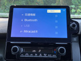 オーディオの選択画面に、交通情報やBluetooth、USBなどの項目が並びます。各メニューを画面上で確認できるため、接続方法を選ぶ際にも見分けやすく、車内での音楽利用に便利です。