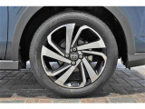 純正17インチアルミ、タイヤサイズは195/60R17です。