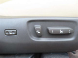 運転する時はドライビングポジションが気になりますよね。パワーシートで座席位置の微調整もしっかりできます。高級感がある装備としても人気があります。