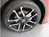 かっこいいホイールですね。 車のイメージを大きく左右するホイール部分はコダワリを持ちたいですね。