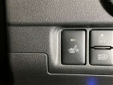 スイッチひとつでシートがすぐに温まり、寒い季節も快適。運転席と助手席に装備されています。