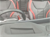 【ヘッドアップディスプレイ】現在の車速表示や目的地へのルート案内やメディア関連のリストを表示する事が可能です。視線移動を減らす事によりドライブに集中して頂けます。