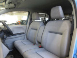 アームレストが付いたベンチシート。運転席は6ウェイ、助手席は4ウェイの調整が可能です。