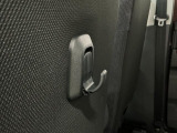 【フック】フックの用途は様々。手荷物のバッグや買い物袋、ビニール袋をぶら下げてゴミ箱にしても良いですね♪