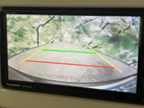 後方の様子を画面で確認でき、駐車時の周囲確認をサポートします。目安となるガイド線も表示されるため、車庫入れや切り返しの際に役立つ装備です。