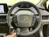 ステアリングには複数のスイッチが備わり、手元で各種機能を選べる構成です。画面や表示を確認しながら使えるため、運転中に必要な機能へアクセスしやすい点が魅力です。