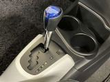 シンプルな操作で的確なシフトチェンジを可能にするゲート式シフトレバーを採用。