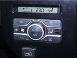 【オートエアコン】設定した温度になるように車が自動で風量や吹き出し口、冷暖房の強さを調整してくれるエアコンです。一度温度を設定すれば、自動で快適な室温を保ってくれるので運転に集中しやすいですよ♪