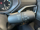 運転席ハンドル部の右横でライトをON/OFFでき、オートライトにも設定可能です。