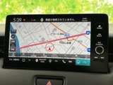 地図上で現在地や周辺の道路を確認でき、目的地までの道順を把握する際に便利です。画面下のメニューから、案内中の操作も行いやすい構成です。