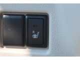 運転席にはシートヒーターが付いています。