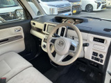明るい色合いのシートと落ち着いた内装色で、運転席まわりに親しみやすい雰囲気が広がります。前方や左右を見渡しやすく、乗り降りの際も室内の様子を把握しやすい空間です。