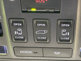 【両側パワースライドドア】スマートキーや運転席のスイッチで後席両側スライドドアの開閉が可能♪電動だから力を入れてドアを開ける必要が無く、小さなお子様でも簡単に開け閉めでき快適です♪
