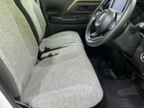 明るい色合いのシートが広がり、運転席と助手席にゆったり座れる印象です。ドア側にもひじ掛けが備わり、乗り降りの際も室内をすっきりと感じられます。