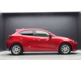 マツダ車の特徴でもあるボンネット部分が長いのもMAZDA2がスタイリッシュに見える理由の一つです。