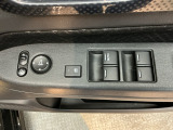 電動格納式リモコンドアミラーと、パワーウィンドウスイッチ等は運転席ドアにあります。