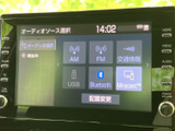 AM・FMに加え、USBやBluetooth、Miracastなどの音源選択項目が並びます。使いたい再生方法を画面から確認でき、普段の移動中にお好みの音楽や音声を楽しみたい方にも便利です。
