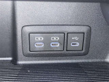 充電用USB端子付き。スマートフォンなどの充電に便利です。