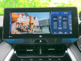 停車中に映像やテレビ番組を楽しめる画面を備えています。エアコン設定も並んで表示され、画面の切り替えを抑えながら、休憩時間を快適に過ごせます。