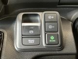 駐車ブレーキやブレーキホールド、ECONなどのボタンがまとまり、走行中も視線を大きく外さず確認しやすい配置です。用途ごとに表示があり、日常の運転を支えます。